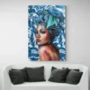 tableau femme bleue canape blanc