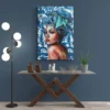 tableau femme bleue mur bleu