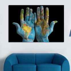 tableau main avec carte du monde