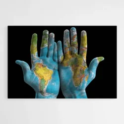 tableau main avec carte du monde 1.webp