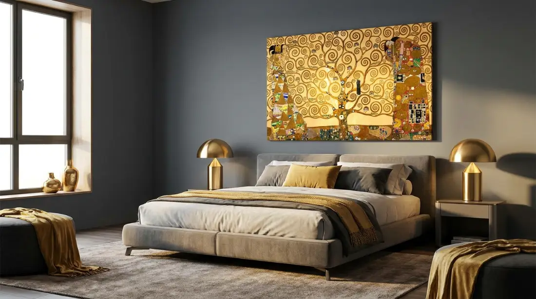 chambre moderne contemporaine aux murs froids réchauffée par reproduction tableau Arbre de Vie Klimt dorure art nouveau ambiance boudoir