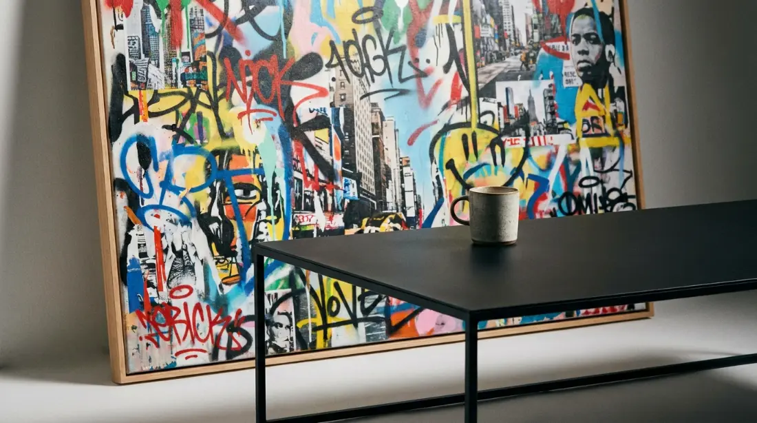tableau street art art urbain à côté d'une table en métal noir mat salon industriel contemporain